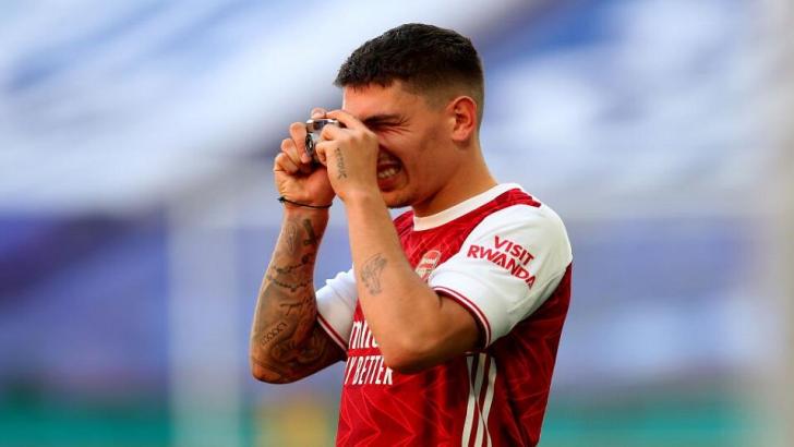 https://betting.betfair.com/football/Hector%20Bellerin%20with%20camera%20956.jpg